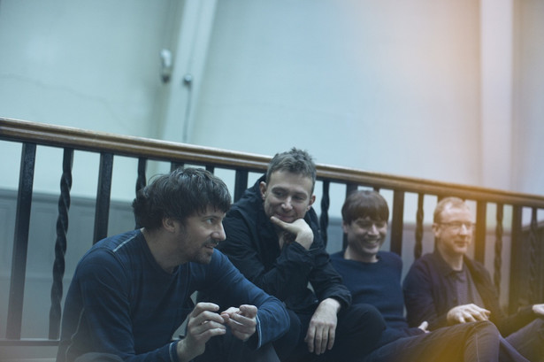 Damon Albarn i Graham Coxon pomiędzy wieżami