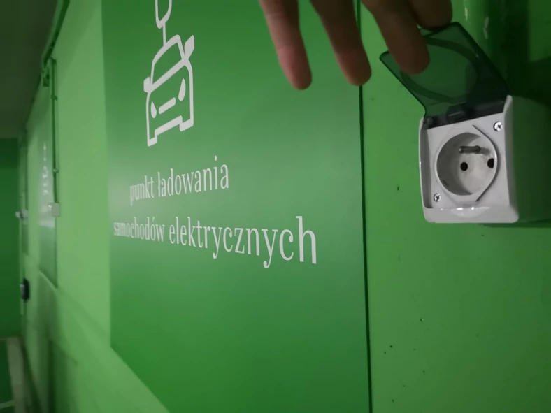 Z gniazdka ładowanie trwa wolniej i może mocno obciążać instalacje elektryczną