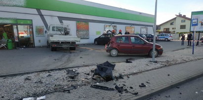 Groza w Koszycach. Niebezpieczny rajd 19-latka. Zderzył się z autem, potrącił pieszego i uderzył w ścianę sklepu. Zdjęcia przerażają