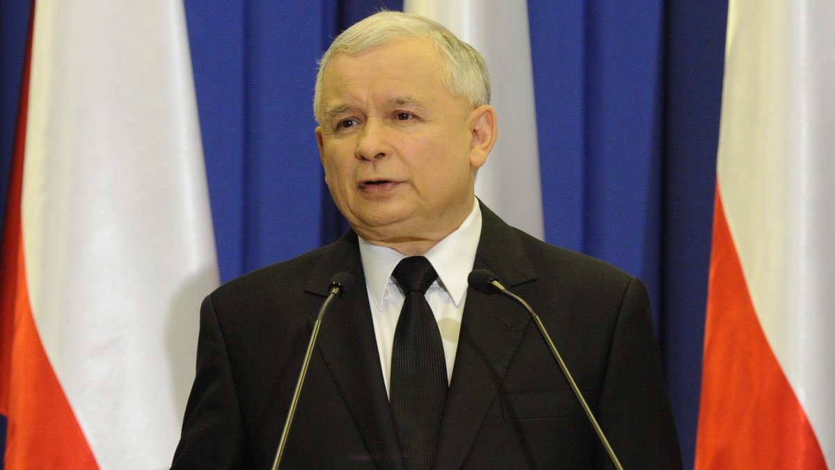 Jarosław Kaczyński wyraźnie podkreślił, że w Sejmie poza PiS obecnie nie ma takiej reprezentacji, która rzeczywiście wspiera tradycyjne wartości. - Nie ma takiej reprezentacji. Co optymistyczne, jest szeroki ruch społeczny, który zrodził się głównie po Smoleńsku i który dzisiaj się rozwija. To jest taki naturalny protest - powiedział w wywiadzie przeprowadzonym przez działaczy młodzieżowych PiS. - Mam nadzieję, że z czasem będzie on coraz mocniejszy - dodał