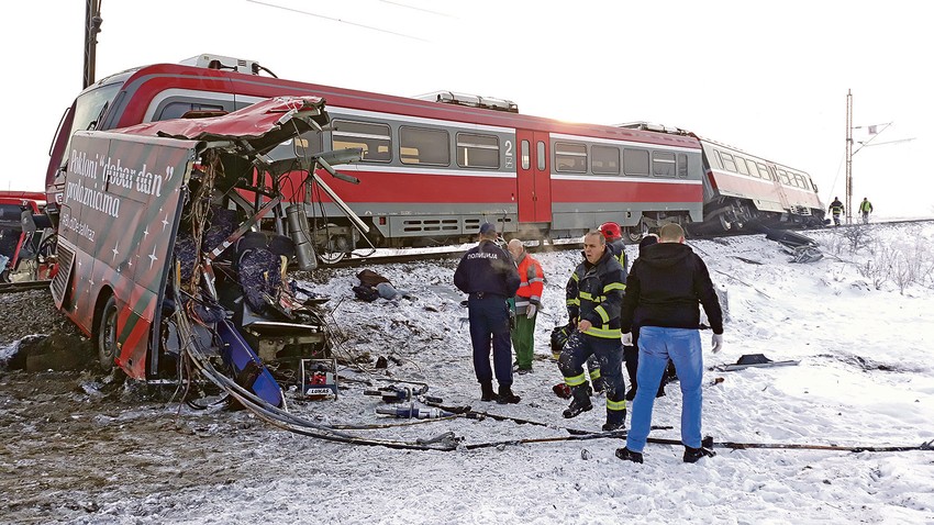 Telo nastradalog putnika pored olipine autobusa nakon sto je na njega naleteo voz u sleu Donje Medjurovo