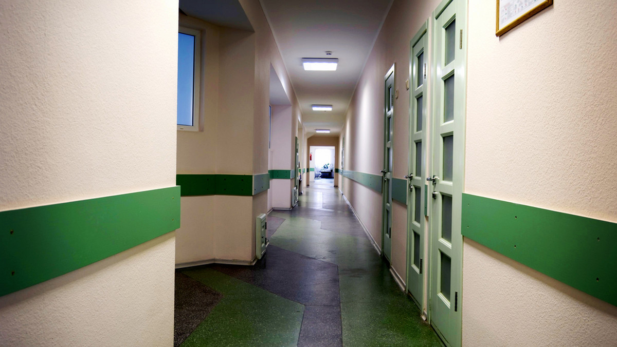 Trzydziestu lekarzy ze szpitala psychiatrycznego w Choroszczy (Podlaskie) złożyło wypowiedzenia z pracy. Nie chcą pracować za mniej niż rezydenci. Dyrekcja szpitala i samorząd województwa apelują do NFZ o podwyżkę o złotówkę wyceny świadczeń za tzw. punkt.