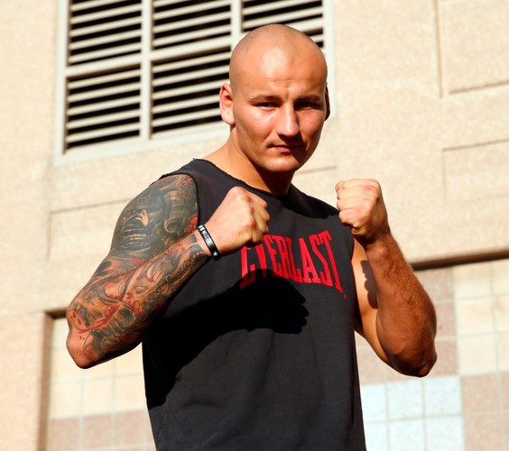 Szpilka sporo schudł przed walką z Mollo. Pokazał 'kaloryfer'