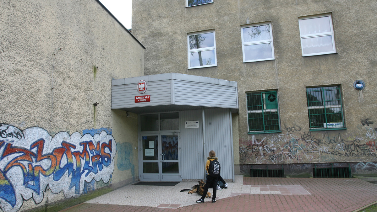 Z nagrań szkolnego monitoringu, do których dotarli reporterzy RMF FM wynika, że nauczyciele nie reagowali, gdy ubiegłym tygodniu 13-letnia Agata zaatakowała nożem swoją koleżankę z klasy w gimnazjum nr 6 w Krakowie.