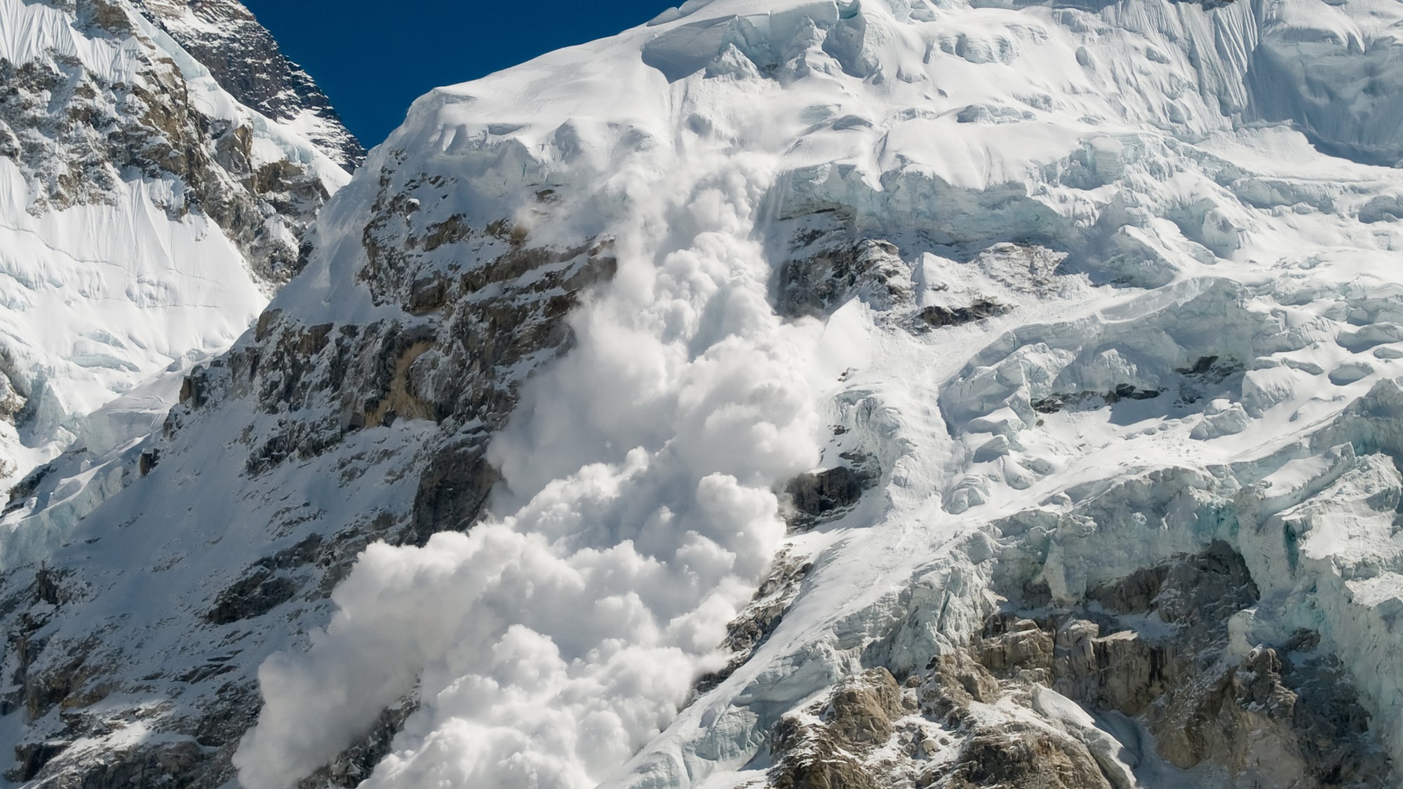 Na južne orientovaných stranách pohorí sneh oťažie, čo zníži jeho stabilitu (ilustračné foto).