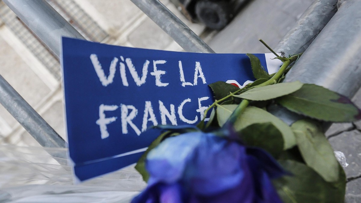 Italian people pay tribute to Nice attack at French Embassy