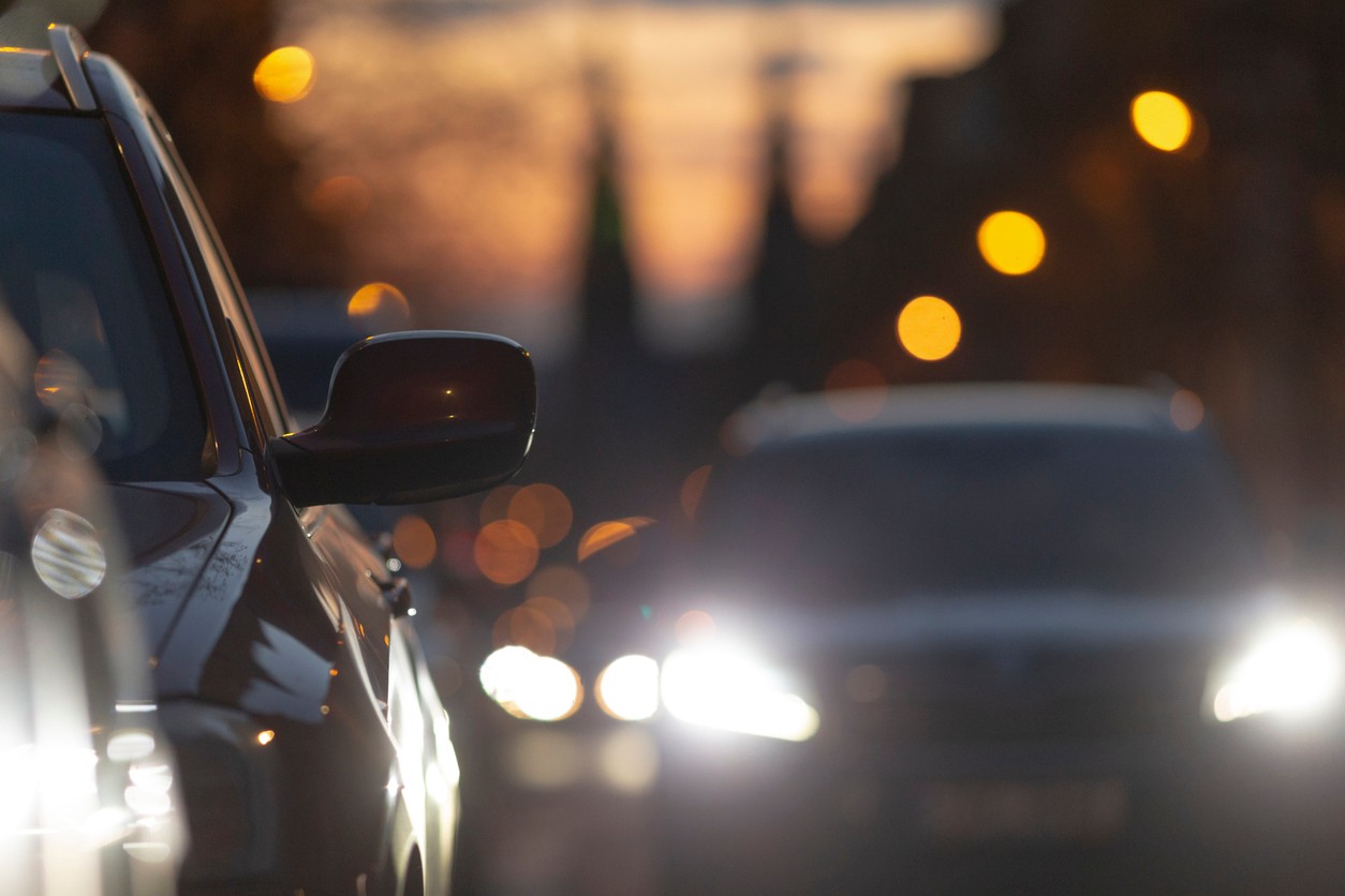 Dazzling headlights can negatively affect drivers' vision. (illustrative photo)