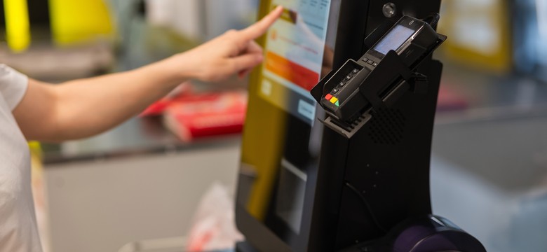 Plaga kradzieży przy kasach samoobsługowych. Nowa strategia sklepów w walce z oszustami