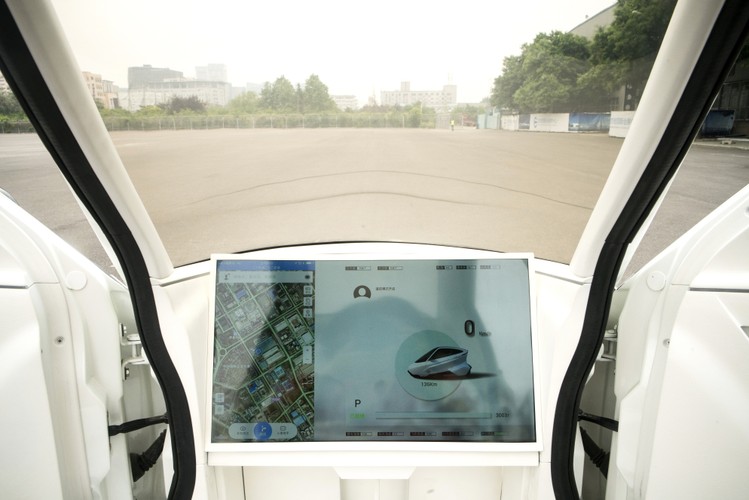 Żyroskop utrzymujący samochód w pionie znajduje się pod siedzeniem, a drzwi otwierają się na obie strony. Podczas jazdy testowej poruszał się cicho i stabilnie, był też bardziej zwrotny niż tradycyjny samochód.