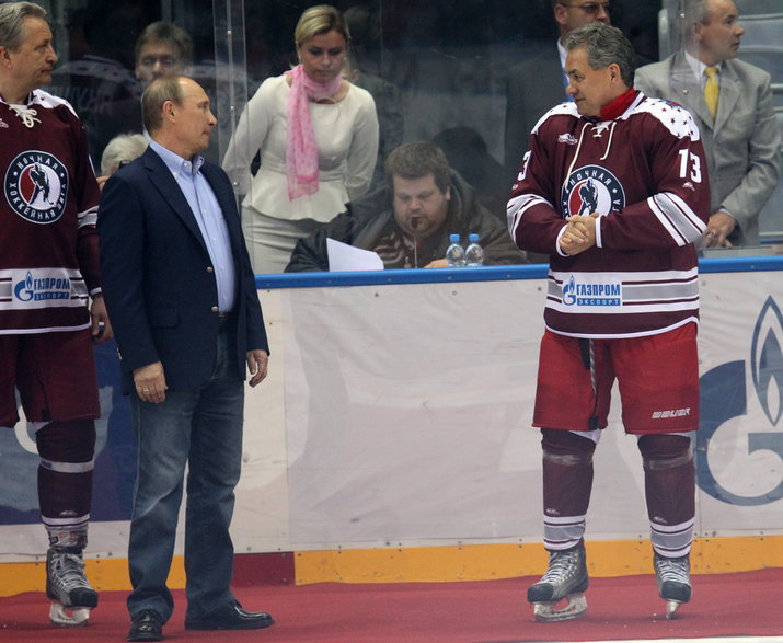 Władimir Putin i Siergiej Szojgu (z prawej) podczas meczu hokeja w Soczi, 2013 r. 
