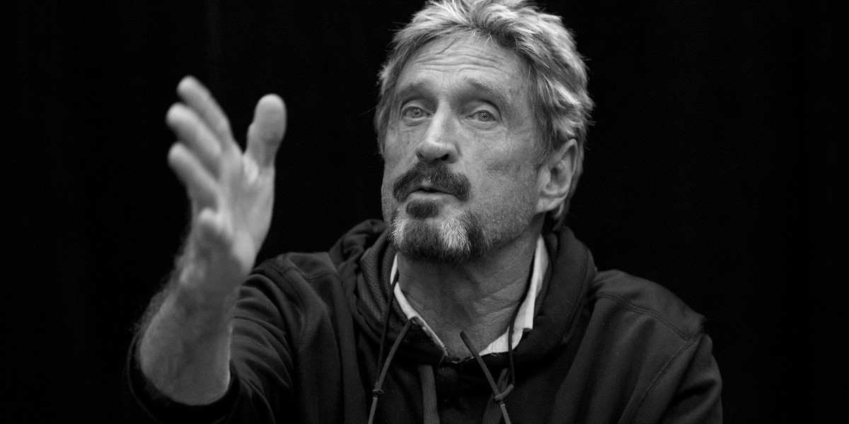 Amerykański programista John McAfee został w środę znaleziony martwy w celi w więzieniu w Barcelonie. Jego żona Janice McAfee zażądała dokładnego dochodzenia w sprawie okoliczności śmierci 75-letniego męża.