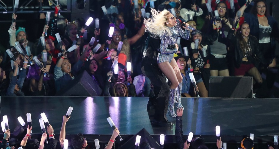Lady Gaga podczas występu na Superbowl