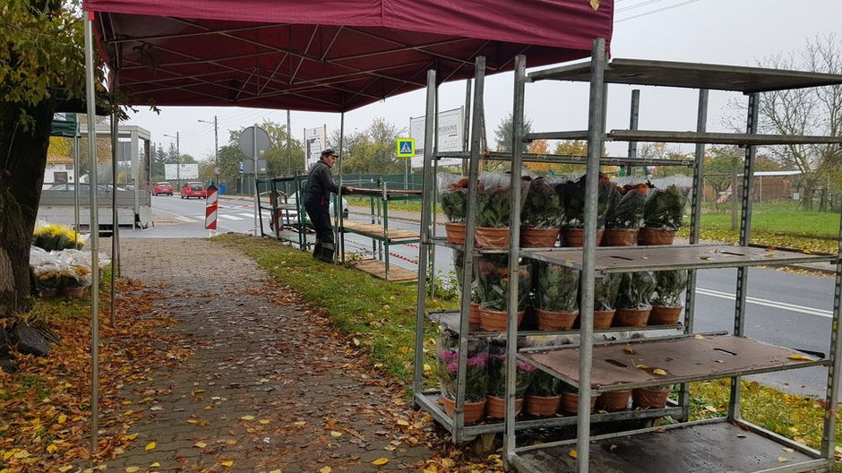 Sprzedawcy zabierają swoje kwiaty sprzed cmentarza w Gorzowie