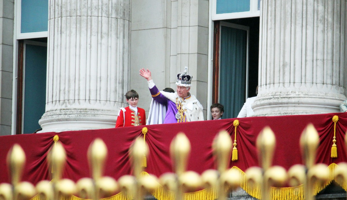 Król Karol III otrzymał pierwsze banknoty ze swoim wizerunkiem. Brytyjskie funty z nową szatą graficzną wkrótce trafią do obiegu publicznego