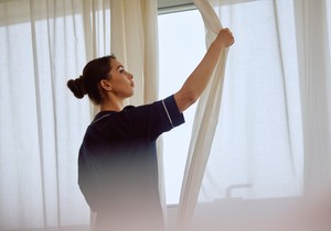 Kako izbeliti posivele zavese bez hemije: Trik sa solju koji vraća snežnobelu boju