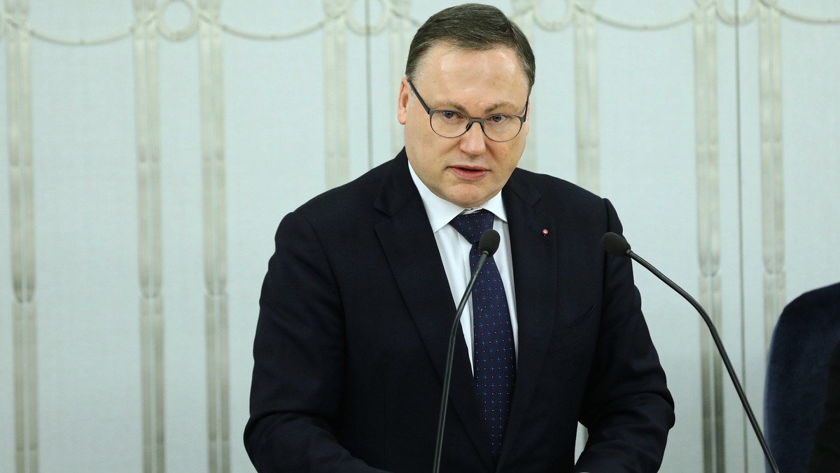 Senator PiS Grzegorz Bierecki podczas wczorajszych obchodów 9. rocznicy katastrofy smoleńskiej powiedział, że "nie ustaniemy, aż doprowadzimy do pełnego oczyszczenia Polski z ludzi, którzy nie są godni należeć do naszej wspólnoty narodowej". Wypowiedź skrytykował m.in. Joachim Brudziński, a klub KO-PO zapowiedział zawiadomienie do prokuratury. O słowach senatora informują też zagraniczne media.