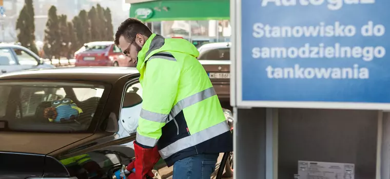 Jak jeździć taniej? Samochody z instalacjami CNG i hybrydy z LPG