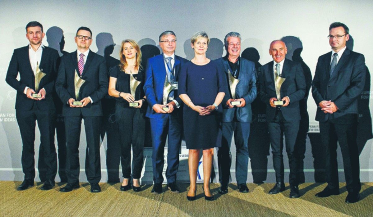 Najlepsi z wizją: Paweł Pisarczyk (Atende Software), przedstawiciel Romana Karkosika Michał Kujawski (Boryszew), przedstawicielka Piotra Voelkela Małgorzata Wróblewska (Grupa Fox), Piotr Wojciechowski (WB Electronics), Ewa Świstuniuk (prezes Infor Biznes), Emilian Kamiński (Teatr Kamienica), Czesław Lang (Lang Team), Krzysztof Jedlak (redaktor naczelny DGP)