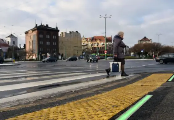 Poznań testuje podświetlane przejścia z myślą o "smartfonowych zombie"