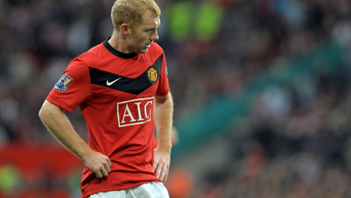 Pomocnik Paul Scholes przedłużył o rok swoją umowę z Manchesterem United, a kontrakt na trzy lata parafował bramkarz Ben Amos.