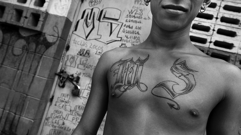 Jeden z członków gangu Mara Salvatrucha 13 z charakterystycznym tatuażem