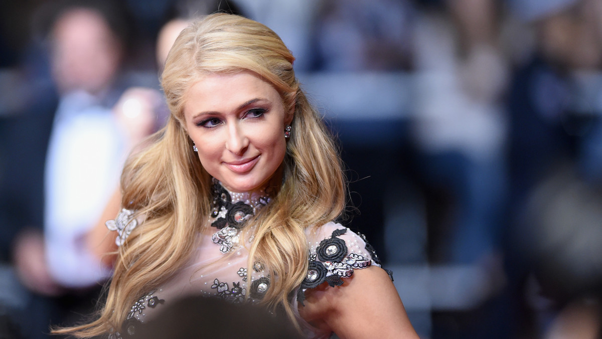 Paris Hilton powraca do muzyki. 36-letnia Amerykanka promuje swój pierwszy od 12 lat singiel, pozując do zdjęcia, stylizowanego na słynne ujęcie z filmu "American Beauty".