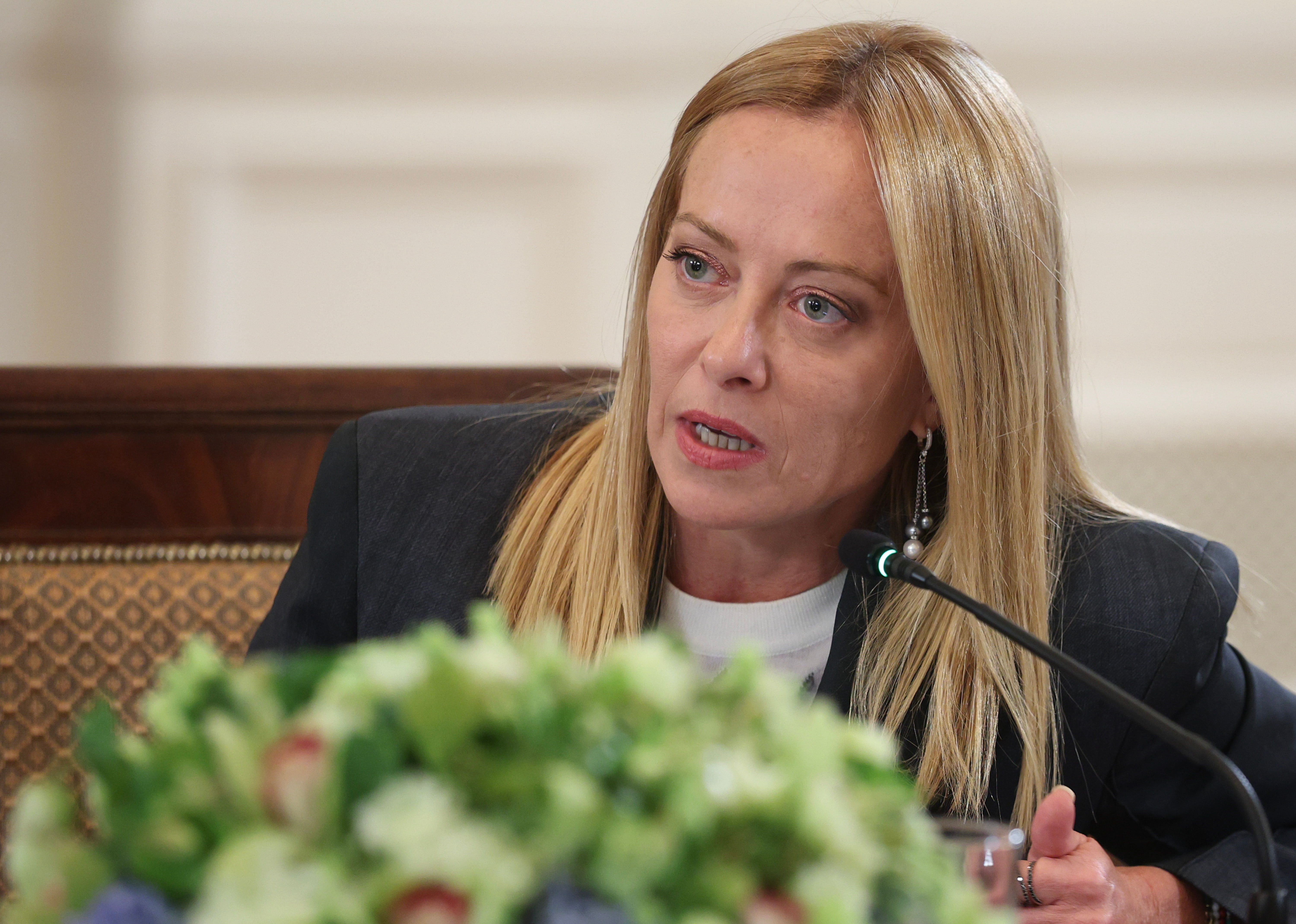 Meloni: "Pace con deterrenza, non con canzoni di John Lennon"