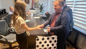 Ministar Stanković uručuje kompjuter Dragani Gavrilović