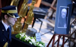 "Żegnamy Mistrza". Andrzej Wajda spoczął na Cmentarzu Salwatorskim w Krakowie