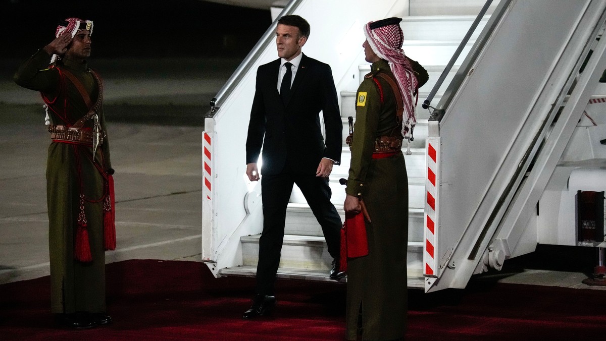 Emmanuel Macron wylądował w Ammanie. Będzie negocjował z królem Jordanii