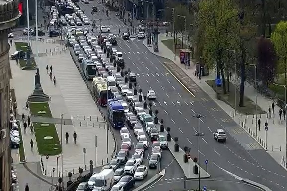 (FOTO) JEZIVA GUŽVA U CENTRU BEOGRADA! Sudar u Terazijskom tunelu napravio potpuni KOLAPS: Kolona od Tašmajdana do Brankove ulice