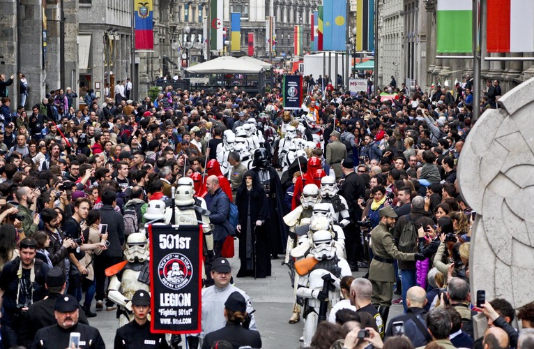 Dzień 'Gwiezdnych wojen' – parada fanów sagi w Mediolanie