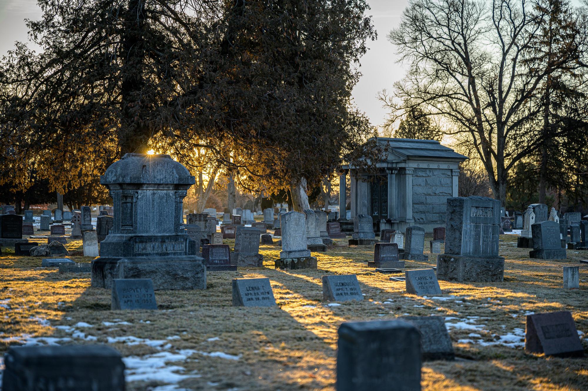 Neskúsená vodička sa chcela naučiť jazdiť priamo na cintoríne