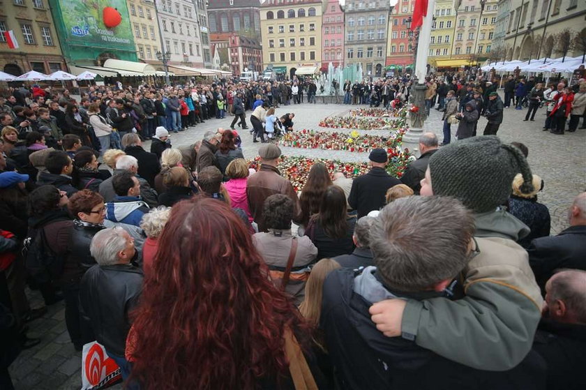 dwie minuty ciszy, żałoba, Lech Kaczyński, katastrofa, śmierć prezydenta, Smoleńsk, Katyń