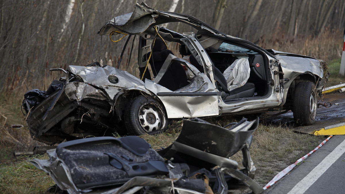 52 osoby zginęły od piątku do niedzieli w 307 wypadkach drogowych - poinformowała Komenda Główna Policji. Nie wszyscy kierowcy pamiętali, by w zimowych warunkach jechać ostrożniej - oceniają policjanci. - To jest prawdopodobnie najtragiczniejszy weekend w tym roku - powiedział rzecznik komendanta głównego policji insp. Mariusz Sokołowski.