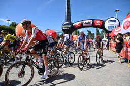 makabryczny wypadek na trasie tour de pologne. kolarz uderzył w betono