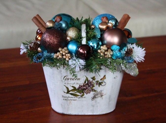 Stroik na świąteczny stół w tonacjach turkusu i brązu, umieszczony w bielonym, ozdobnym naczyniu. Autorka: Marta Jarosińska-Mańka