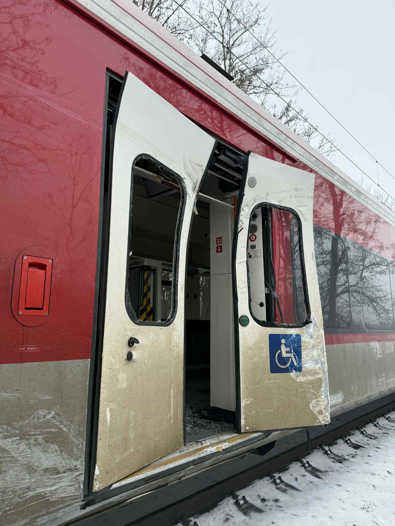 Na železničnom priecestí pri obci Bajč sa zrazil osobný vlak s vozidlom.