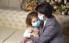 Psycholog o Świętach w pandemii: Dotyk ma przepotężną siłę emocjonalną