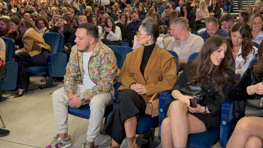 SKANDALOZNO PONAŠANJE ANĐELE ĐURIČIĆ NA KONCERTU Gastoz crveneo i izvinjavao se: \