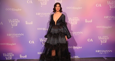 Ördög Nóra a világ legmélyebb dekoltázsával is kifinomult volt a GLAMOUR Women of the Year gála vörös szőnyegén