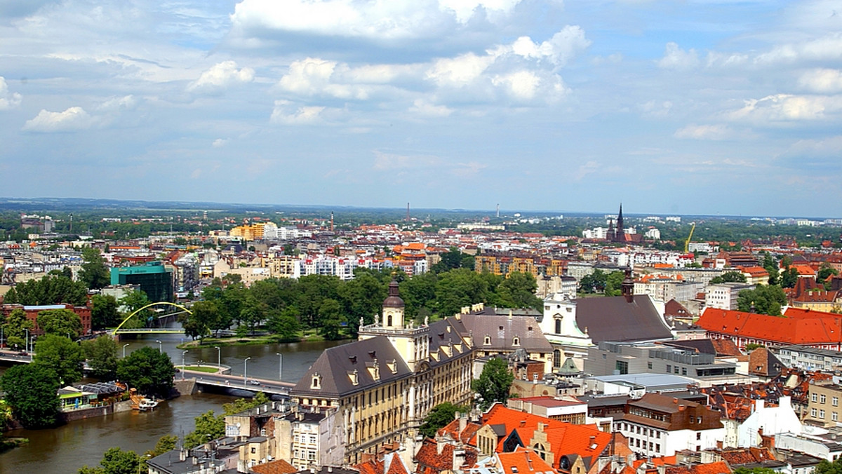 Kolejka linowa nad Odrą, łącząca kampus główny Politechniki Wrocławskiej z nowopowstającym kompleksem edukacyjno-badawczym Geocentrum, powstanie w stolicy Dolnego Śląska. Na trasie o długości ok. 500 metrów wagoniki będą mogły przewieźć 370 osób w ciągu godziny.