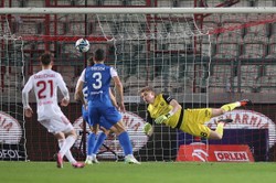 Dwie czerwone kartki, kuriozalny samobój i karny w doliczonym czasie gry. Raków stracił punkty