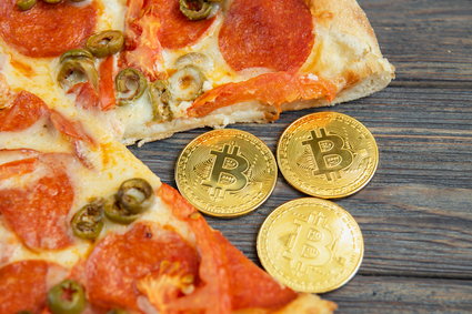 Dwie pizze sprzed 11 lat warte teraz 600 mln dol. Szaleństwo na bitcoinie trwa