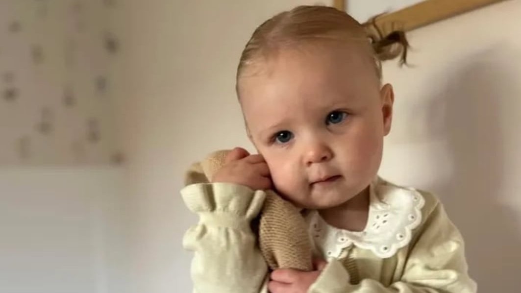 Dvojročná Isobel tragicky zomrela po páde do jazierka. 