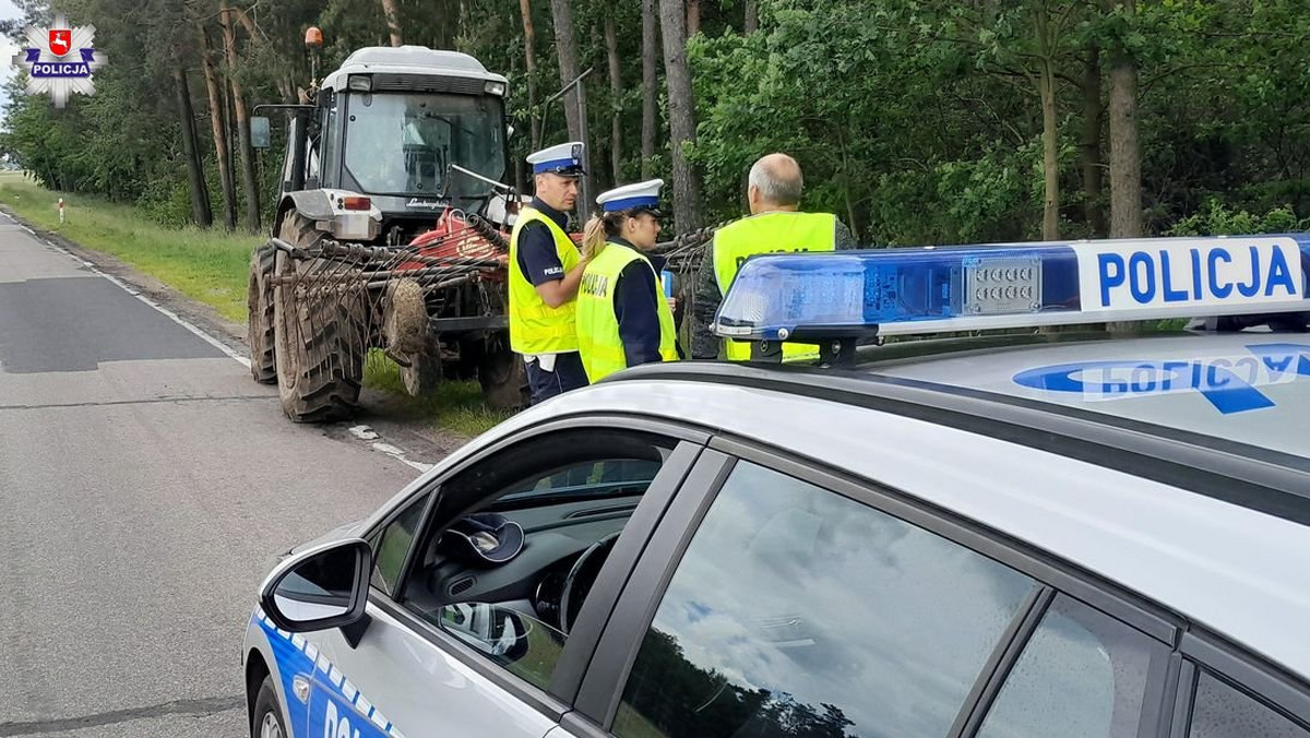 Makabryczne zderzenie. Element sprzętu rolniczego wbił się w szybę