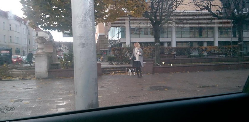Kasia Tusk pozuje z pieskiem na ulicy