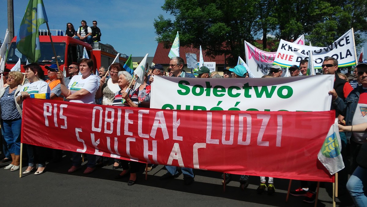 Prezydent Opola i włodarze podopolskich gmin są w drodze do Warszawy. Jadą również mieszkańcy gmin, którzy mają zamiar protestować pod MSWiA. Już za kilkadziesiąt minut w Ministerstwie Spraw Wewnętrznych i Administracji rozpocznie się posiedzenie Komisji Rządu i Samorządu Terytorialnego, która ma wydać opinię o poszerzeniu Opola.