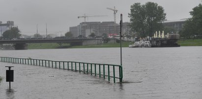 Ulewy w Krakowie. Woda zalała bulwary wiślane