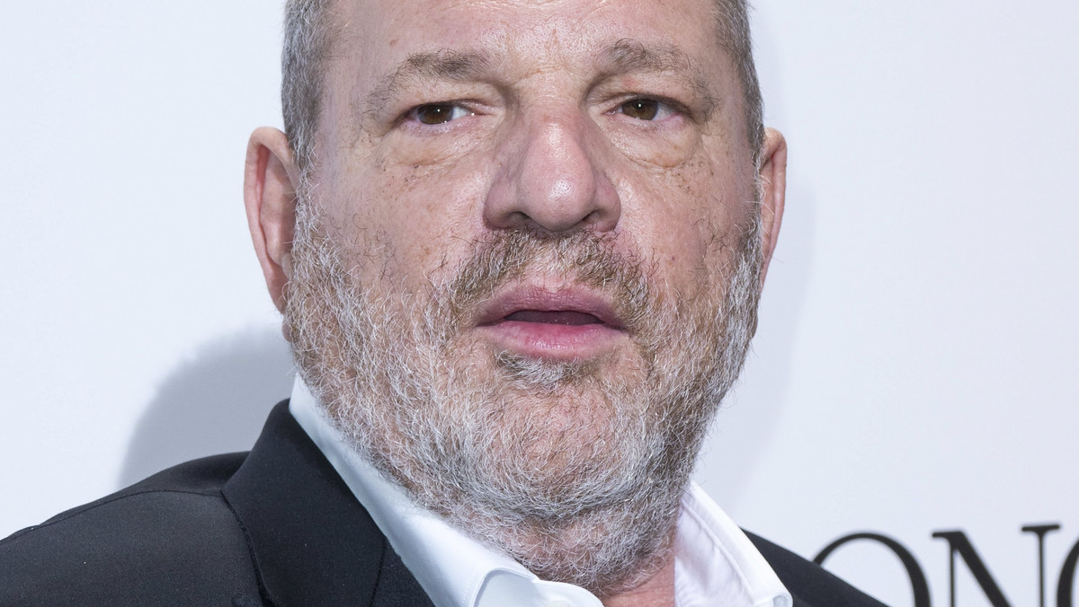 Prokurator generalny Nowego Jorku Eric Schneiderman poinformował w niedzielę, że została wniesiona sprawa przeciwko Weinstein Company, a także przeciwko producentowi filmowemu Harveyowi Weinsteinowi i jego bratu Robertowi.